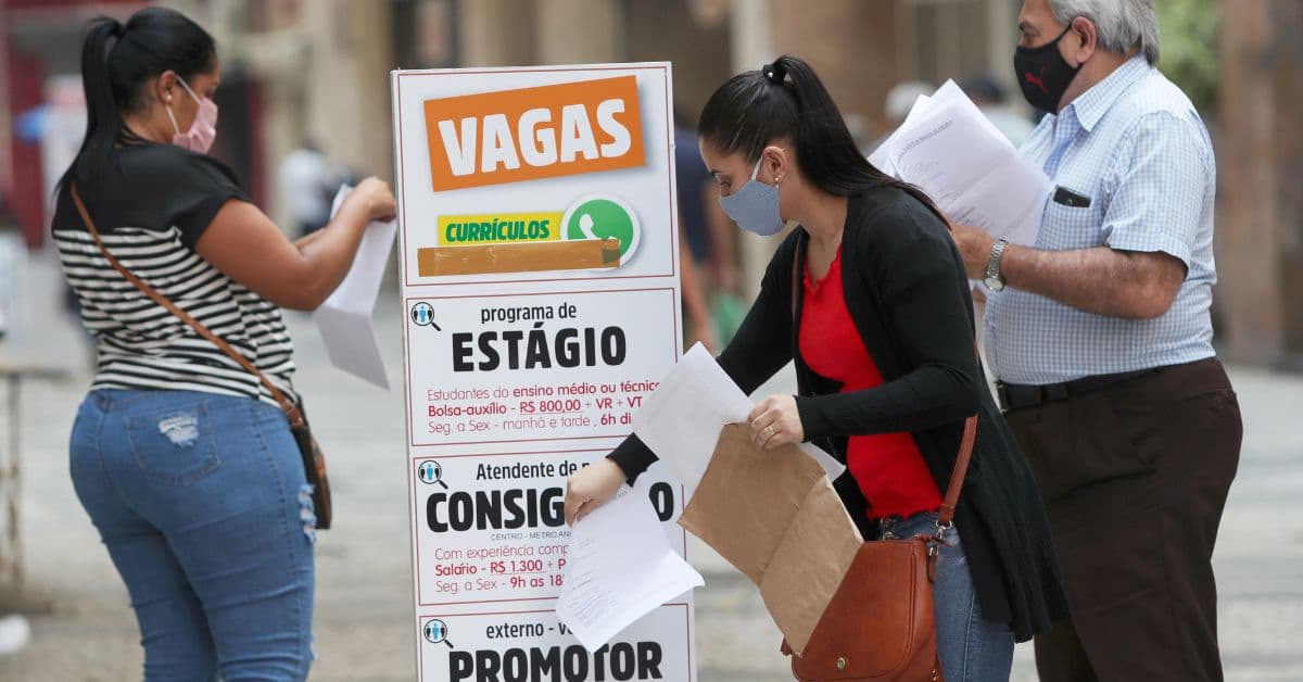 Caged: Brasil abriu 240.033 vagas formais de trabalho em abril
