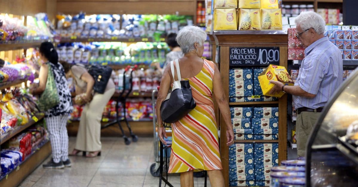 Confiança do consumidor brasileiro registra segunda alta consecutiva em julho, mostra FGV