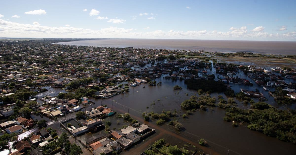 Mudanças climáticas tornaram enchentes devastadoras do Brasil duas vezes mais prováveis