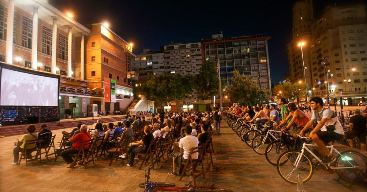 BikeCine leva cinema ao ar livre para nove cidades mineiras; veja quais