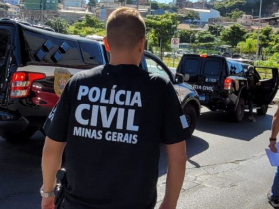 Agentes da Polícia Civil de Minas Gerais durante operação de busca e apreensão no caso de mulher possuída por entidade