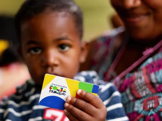 Criança segura cartão do Bolsa Família