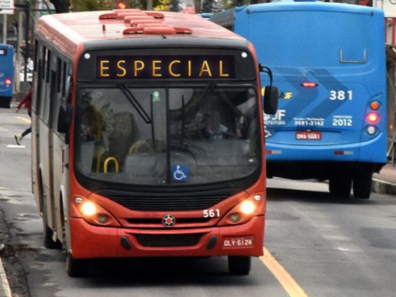 Ônibus do transporte público de Juiz de Fora; recarga do cartão Moov Juiz de Fora passa a ser feita só na Astransp ou pelo WhatsApp