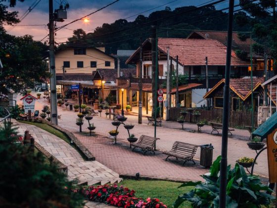 Monte Verde passa a cobrar taxa de turistas a partir de julho; vista do centro do distrito ao entardecer