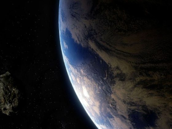 Asteroide gigante se aproximando da Terra no espaço