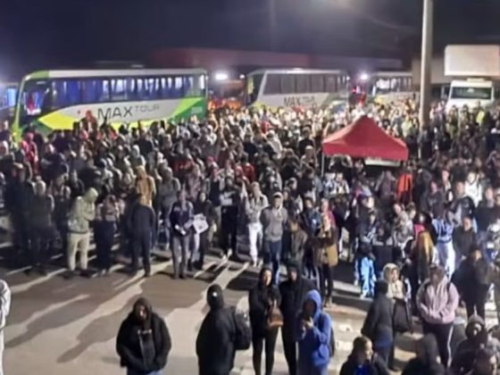Trabalhadores da Midea em Pouso Alegre protestam em frente à fábrica durante paralisação