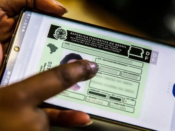 Exame toxicológico habilitação: pessoa segura celular exibindo CNH digital na tela