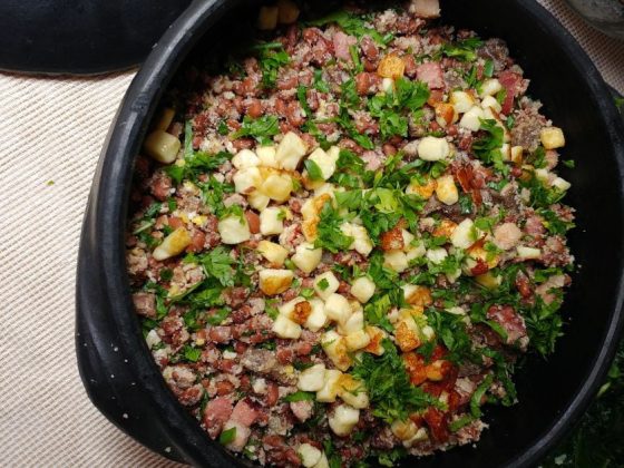 Prato de feijão-tropeiro, representando a culinária do melhor destino gastronômico do Brasil