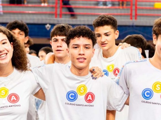 Alunos do Colégio Santo Antônio, de BH, escola líder de Minas no ranking do Enem 2025