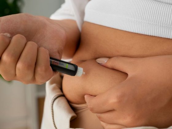 Mulher aplica caneta emagrecedora grátis na barriga