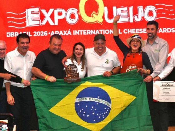 Vencedores do Super Ouro na ExpoQueijo Brasil 2026 posam com bandeira do Brasil e troféu durante cerimônia de premiação em Araxá