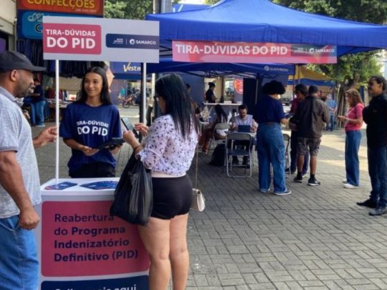 PID da Samarco: atendente orienta morador em posto de tira-dúvidas sobre o programa indenizatório