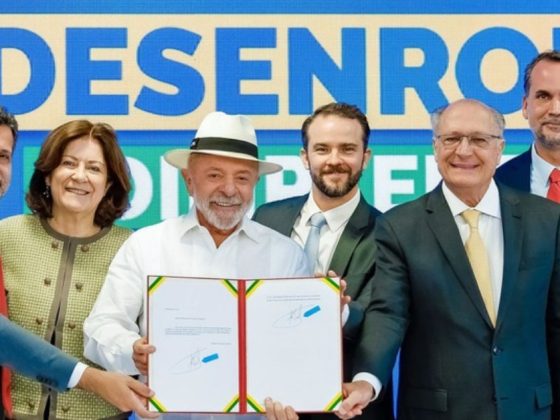 Lula assina Desenrola Adimplentes ao lado de ministros no Palácio do Planalto