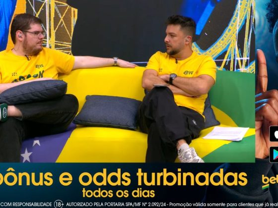 Apresentadores da CazéTV durante transmissão da Copa do Mundo com propagandas de bets na tela