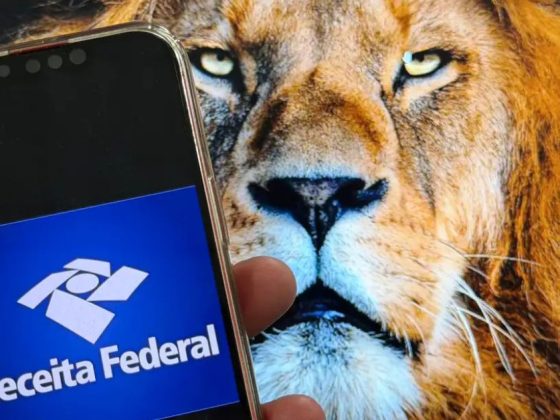 Celular exibe logo da Receita Federal com leão ao fundo, símbolo do Imposto de Renda; segundo lote da restituição do Imposto de Renda 2026 é pago hoje