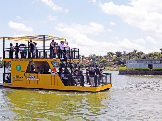 Passeios de barco na Lagoa da Pampulha: catamarã Capivarã navega com passageiros próximo à Casa do Baile