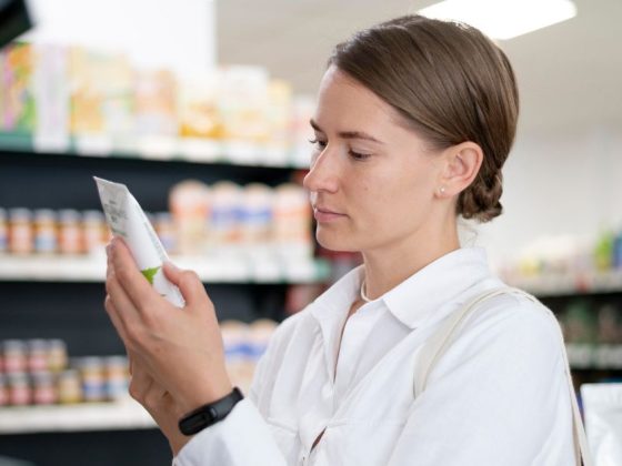 nvisa proíbe cosméticos: consumidora verifica rótulo de produto antes de usar