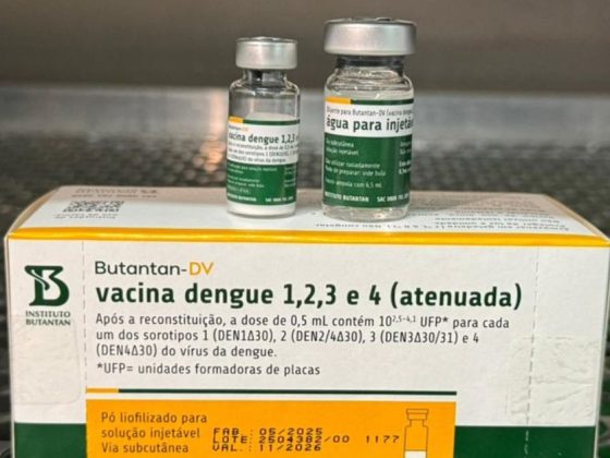 Frasco da vacina da dengue do Butantan sendo preparado para aplicação
