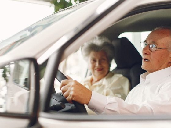 Um casal de idosos no carro. Fonte: Magnific
