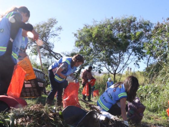 Mutirão retirando lixo. Foto: Cleiton Borges. Fonte: Secretaria de Comunicação/PMU