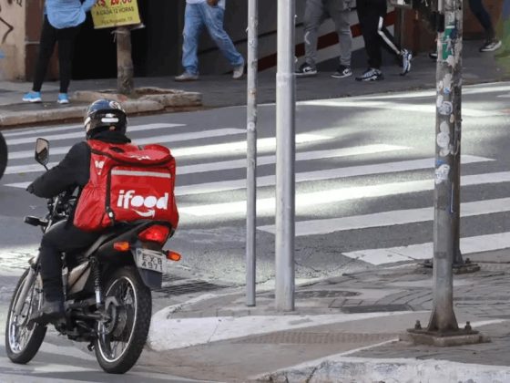 Motociclista entregador de comida pedida por aplicativo Ifood. Foto: Rovena Rosa/Agência Brasil