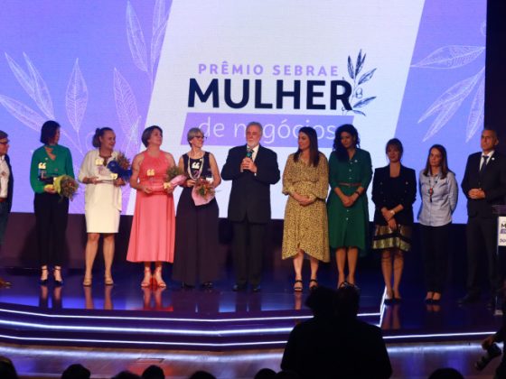 Presidente do Sebrae, Carlos Melles (centro), com as vencedoras do Prêmio Sebrae Mulher de Negócios 2026