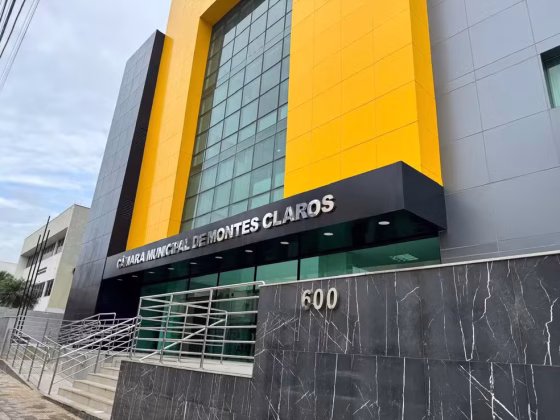 Fachada da Câmara Municipal de Montes Claros, onde foi apresentado o superávit de Montes Claros no primeiro quadrimestre de 2026.