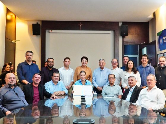 Representante do Consórcio Água Uberaba assina contrato para obra do Rio Grande em Uberaba observado pelo presidente da Codau