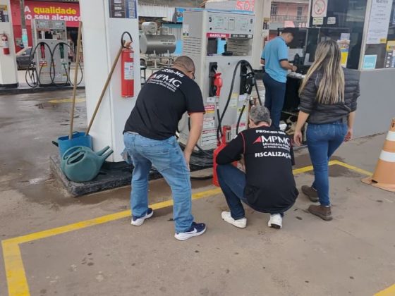 Fiscais do Procon-MPMG inspecionam bombas em postos na Zona da Mata