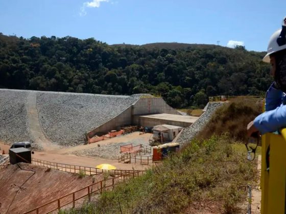 Profissional com capacete observa barragens em situação crítica durante vistoria em Minas Gerais