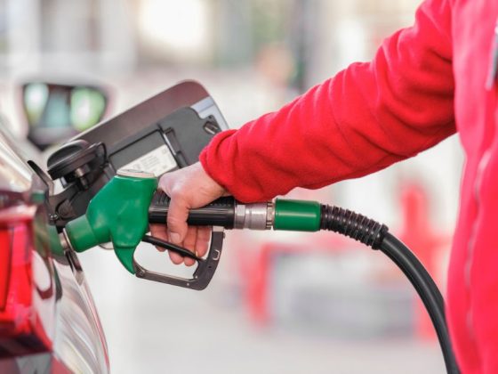 motorista abastecendo em posto de combustível confiável