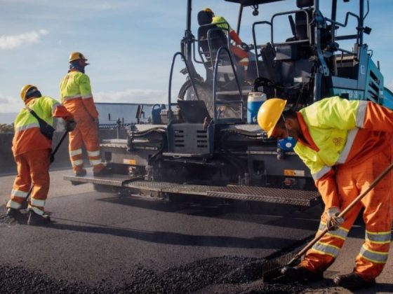 Obras na Estrada Engenheiro Gentil Forn com máquina de pavimentação e operários