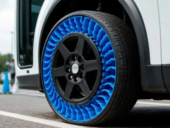 Pneu sem ar da Bridgestone com raios azuis de resina termoplástica instalado em veículo elétrico autônomo