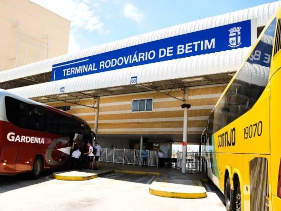 Terminal Rodoviário de Betim com ônibus das empresas Gardenia e Gontijo estacionados na área de embarque