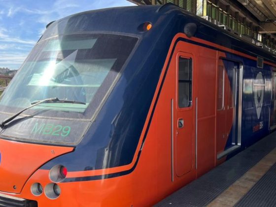 Trem do metrô de Belo Horizonte parado em plataforma de estação da Linha 1