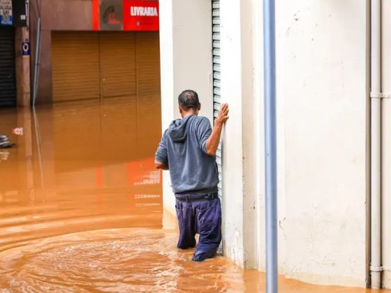 Super El Niño — homem caminha em rua alagada durante enchente no Rio Grande do Sul