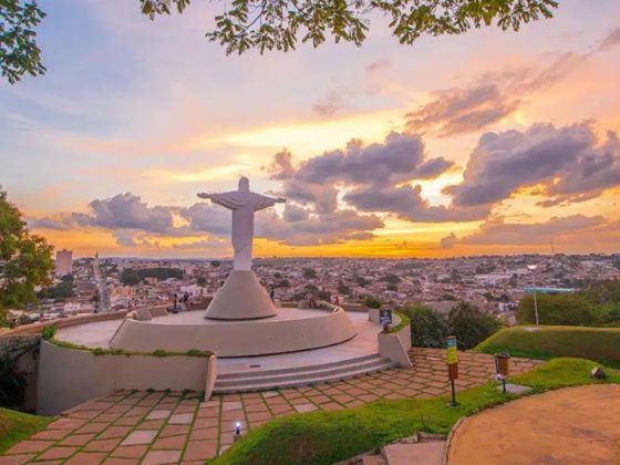 Mirante com estátua do Cristo em Araxá, cidade que atingiu nota máxima no ICMS Turismo pelo segundo ano seguido