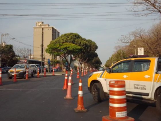 ruas mudam de sentido em BH com cones e veículo da operação de trânsito em avenida de Belo Horizonte