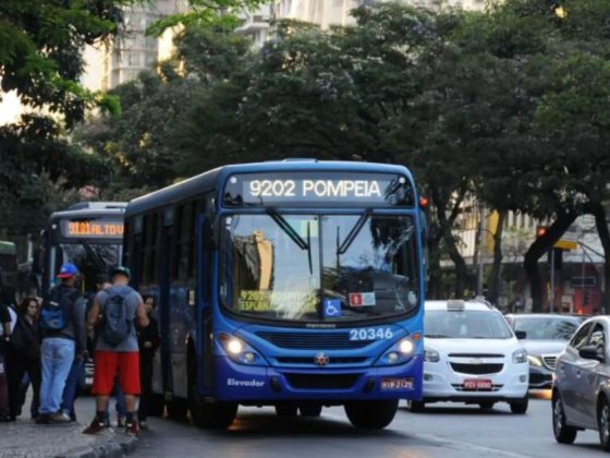 Ônibus de BH na linha 9202 Pompeia circulando no centro da cidade com passageiros embarcando no ponto