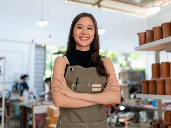 MEI em Araxá: empreendedora em ateliê de cerâmica com prateleiras ao fundo