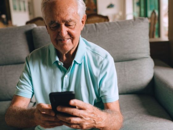 idoso consulta BPC pelo celular em casa
