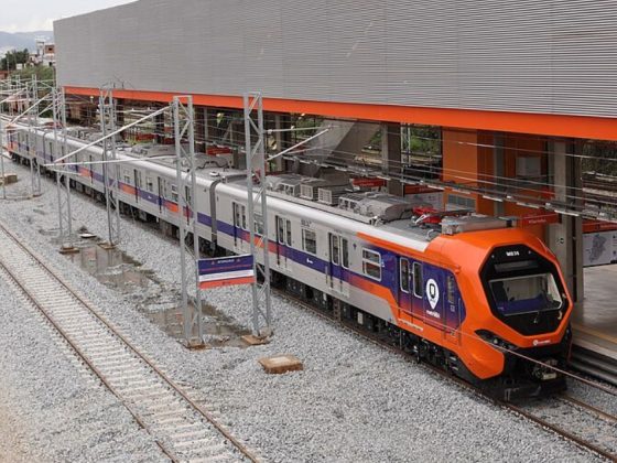 Trem da Linha 2 do Metrô de BH parado em estação com obras ainda em andamento ao fundo
