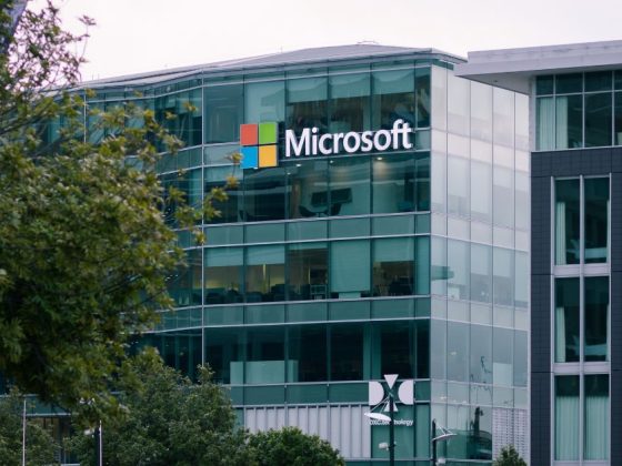 Fachada de prédio com logotipo da Microsoft em destaque; empresa Microsoft demite 4.800 funcionários em 2026