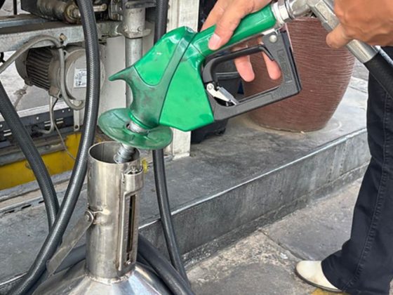 Fiscal do Procon usa densímetro em fiscalização de posto de combustível em Bom Jesus do Amparo