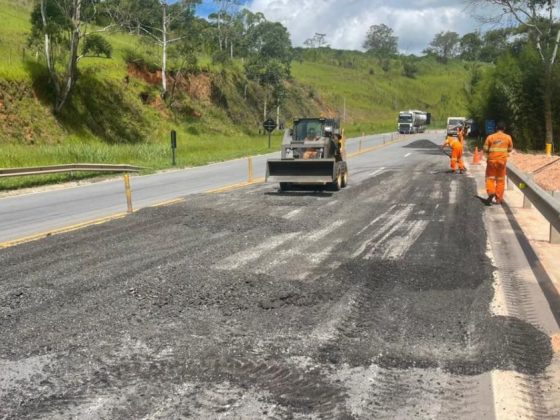 Obras de interdições na BR-040 com trabalhadores e máquina realizando pavimentação na pista