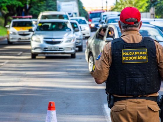 Policial Militar Rodoviário fiscaliza licenciamento 2026 em abordagem de trânsito em rodovia
