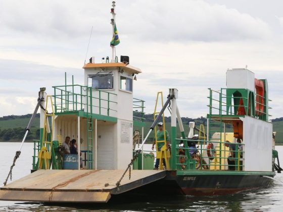 Balsa fluvial em rio de Minas Gerais, alternativa avaliada pelo Dnit para a ponte BR-365