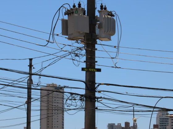 Postes com cabos emaranhados e transformador em área urbana, caso Cemig condenada por fiação irregular