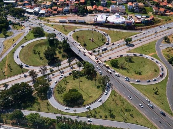Vista aérea do trevo do Belvedere em Belo Horizonte com fluxo de veículos nas pistas