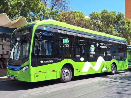 Ônibus elétricos em Montes Claros estacionado em ponto de parada urbana